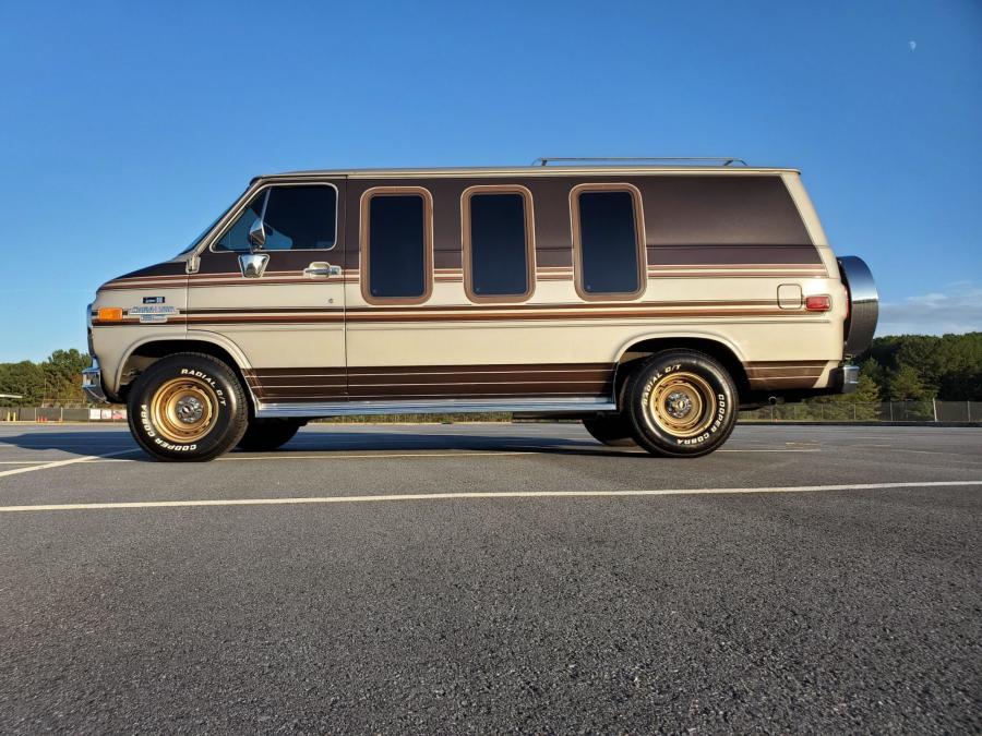  Chevrolet G20 Conversion Van  (CG21305) 1988 года  (фото 16 из 257)